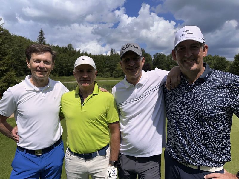Sonnengeschützt laufen (v. l.) Ivo Körner (IBM), Stefan Langhirt (Profi), Timo Stolze (SVA) und Christoph Heinz (TD SYNNEX) über den Golfplatz. (Bild: VOGEL IT-MEDIEN)
