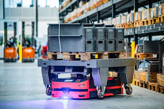 Mithilfe von fahrerlosen Transportfahrzeugen (FTF) von Safelog konnte Knoll Maschinenbau viele innerbetriebliche Transportaufgaben automatisieren. Mithilfe von fahrerlosen Transportfahrzeugen (FTF) von Safelog konnte Knoll Maschinenbau viele innerbetriebliche Transportaufgaben automatisieren.