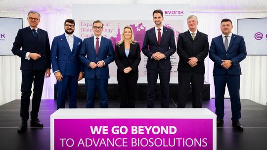 Von links nach rechts: Heiko Mennerich (Head of Next Generation Technologies at Evonik); Marco Trisciuzzi (Managing Director of the German-Slovak Chamber of Commerce); Guido Skudlarek (Head of Evonik Health Care Business Line); Lauren Kjeldsen (Member of the Executive Board of Evonik and Chief Operating Officer Custom Solutions); Ondrej Lunter (Regional President of the Banská Bystrica Self-Governing Region); Miroslav Havlik (General Manager of Evonik Fermas s.r.o.); Roland Lamper (Mayor of Slovenská Ľupča)(Bild:  Samuel Galici)