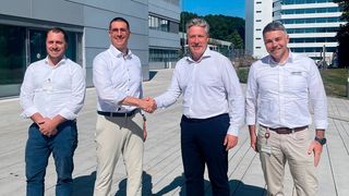Andreas Lindemann, Geschäftsführer der Neura Mobile Robots (zweiter von rechts), schließt die Übernahme ab. Er und sein Managementteam haben umfassende Pläne für das fahrerlose Transportsystem von Bosch Rexroth. (Bild: Neura Robotics)