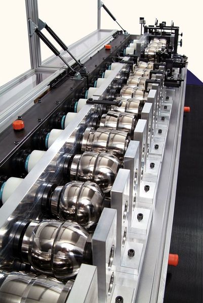 Mit der Übernahme der Firma Kurt Rüppel Maschinenbau aus Marktheidenfeld im Jahre 2009 holten sich die Roths auch die Anlagenkompetenz in die Profilmetall-Gruppe. Bild: Profilmetall (Archiv: Vogel Business Media)