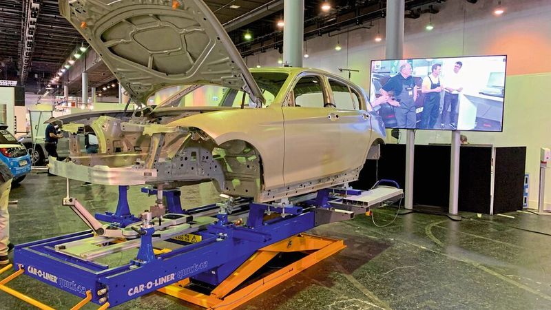 Am Stand der TAK gab es Live-Vorführungen zu Arbeiten am Fahrzeug.  (Pfaff/»kfz-betrieb«)