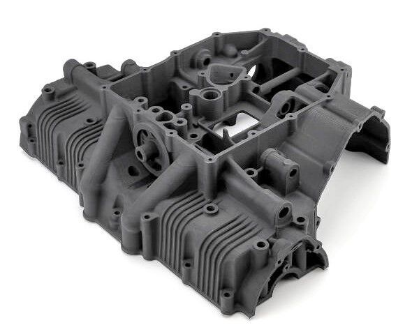 Das im Aufmacherbild nur teilweise gezeigte Bauteil aus „Extreme Carbon Fiber+PA12“ ist hier komplett zu sehen. Das Material kann also durchaus komplexe Strukturen entstehen lassen. (Weerg)