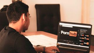 Nach einem Smishing-Angriff bei Mixpanel drohen „ShinyHunters“ mit der Veröffentlichung historischer Pornhub-Premium-Analysedaten. (Bild: frei lizenziert)