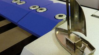 Mit der von Ralf Beger entwickelten Blechbiegemaschine BT-150 biegt er zur Demonstration selbst ein Segelschiff von 20 mm Länge. Das zeigt die Leistungsfähigkeit der „Tischbiegemaschine“. Bild: Kuhn (Archiv: Vogel Business Media)