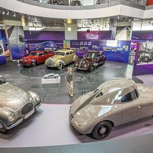 Vom 18. November 2023 bis zum 9. Juni 2024 nimmt Audi Tradition alle Technikinteressierten mit auf eine Reise durch die Geschichte der Aerodynamik und zeigt in der Ausstellung „Windschnittig“ im Audi Museum Mobile die Anfänge der aerodynamischen Konzepte im Automobilbau bis 1945. (Bild:  Audi AG)