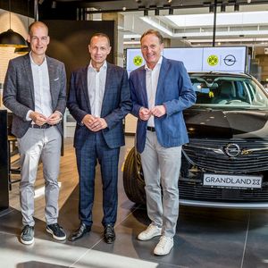 Wollen die Zusammenarbeit weiterführen: (v.re.) BVB-Geschäftsführer Hans-Joachim Watzke, Opel-Deutschland-Chef Jürgen Keller und BVB-Marketingchef Carsten Cramer.(Bild:  Opel)