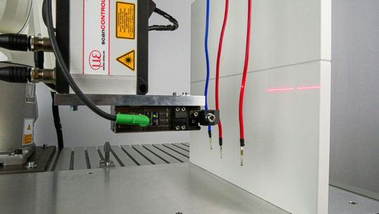 (Die ArtiMinds RPS verarbeitet die Scan-Ergebnisse in Echtzeit und synchronisiert sie mit der Roboterbewegung. Somit lässt sich der exakte Abgreifzeitpunkt ermitteln. Bild: ArtiMinds Robotics GmbH)