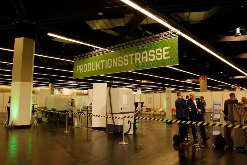 Die Produktionsstraße war ein echter Besuchermagnet. Sechs Unternehmen zeigten hier live den Produktionsablauf eines Produktes. (Bild: Breunig – VCG)