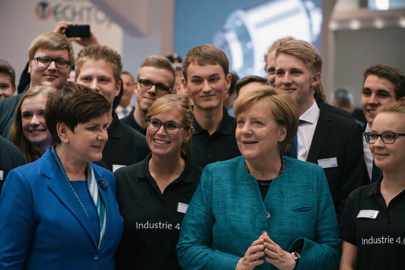 Die Auszubildenden der Lenze-Gruppe freuten sich über das fast schon traditionelle Kanzler-Selfie. (2017 Ralf Böttcher)