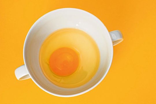 Eiweiß ohne Ei? Spezielle Hefezellen setzten Zuckermoleküle in Proteine um (Symbolbild).(Bild:  gemeinfrei, Adam Nieścioruk / Unsplash)