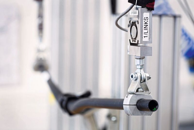 Prüfung von Lenker und Vorbau (Bild: Dr. Strecker/EFBE Prüftechnik)