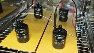 Um SMD-Schablonen vor Verschmutzung zu bewahren und sie adäquat lagern zu können hat Photocad in Kooperation mit Railex eine Archivtasche entwickelt, die den gängigen ESD-Normen entspricht.  (Photocad)