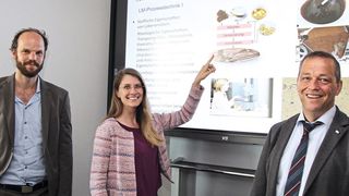 PHWT-Präsident Prof. Dr. Ludger Bölke informierte gemeinsam mit Dr. Dana Middendorf und Clemens Hollah (v. r.) vom Deutschen Institut für Lebensmitteltechnik in Quakenbrück über den neuen Schwerpunkt „Lebensmittelprozesstechnik“ für Mechatronik-Studierende. (Bild: Daniel Meier/PHWT)