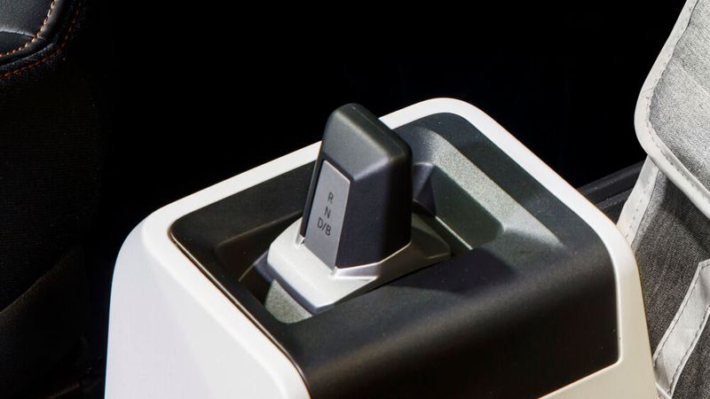 Der Gangwahlhebel bietet künftig den Rekuperationsmodus „B“. (Bild: Dacia)