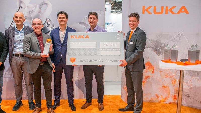 Das Forscherteam Ropca bekommt den Gewinn des Kuka Innovation Awards 2022 überreicht.