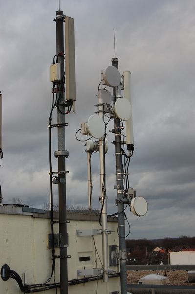 Richtfunk-Antennen auf dem Dach der der Realschule Heinsberg (Archiv: Vogel Business Media)