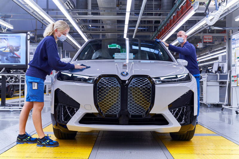 Der iX ist laut BMW „eine Speerspitze in punkto Digitalisierung und Elektrifizierung“. (BMW)