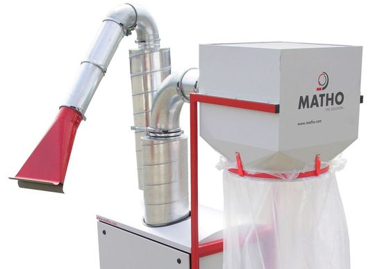 Die Matho GmbH hat mit diesem System etwas ganz Besonderes für die Restmaterialsammlung respektive das wirtschaftliche Spänerecycling geschaffen. Dieses Absaugsystem ist nämlich in der Lage, Späne direkt an CNC-Drehmaschinen abzuaugen, zu zerkleinern und zu sammeln.(Bild:  Matho)