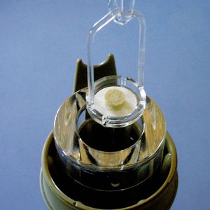 Abb.2: Einsetzen des beladenen Probenhalters in das Quarzgefäß.
