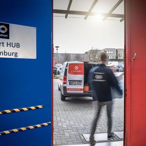 Damit Lieferungen über das System „Smart ready to drop+” in den Kofferraum kommen, ist viel Logistik notwendig. Ausgangspunkt ist der „Smart Hub Hamburg“, der an den Dienstleister Liefery.com angeschlossen ist.(Bild:  Daimler)