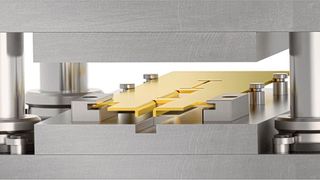 Eine eckige Streifenführung eignet sich besonders für seitliche Ausstanzungen, wie in diesem Bild zu sehen ist. (Meusburger)