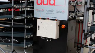 Ein FTS im Leuchtenwerk Dornbirn der Zumtobel Group, Österreich fährt ein Regal an. (Bild: Zumtobel Group)