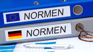Normen sind vor allem für die Industrie wichtig, weil sie etwa die Markteinführung neuer Produkte beschleunigen helfen. Oft genug gibt es aber auch Bremseffekte. Deshalb soll die Normungsverordnung überarbeitet werden. VDMA und DIN geben hier Tipps, wie am besten ... (Bild: © DOC RABE Medie - stock.adobe.com)