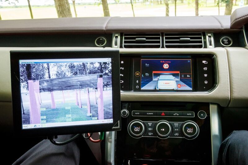 Beim autonomen Fahren im Gelände wird die Stereokamera für das Scannen und Vermessen des gesamten Fahrkorridors eingesetzt. (Land Rover)