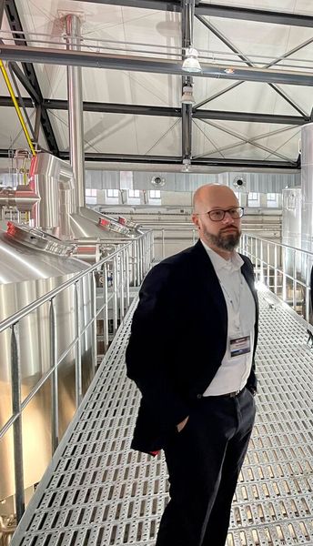 Malte Marquardt, Head of Key Account Management, bei der Führung durch die Brauerei Brewdog. (Bild: Macmon)