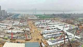 Die Notfallkrankenhäuser Huoshenshan und Leishenshan in Wuhan entstanden binnen weniger Tage im Dreischichtbetrieb und verfügen jeweils über 1.000 Betten für COVID-19-Patienten sowie über bis zu 30 Intensivstationen (ACE)