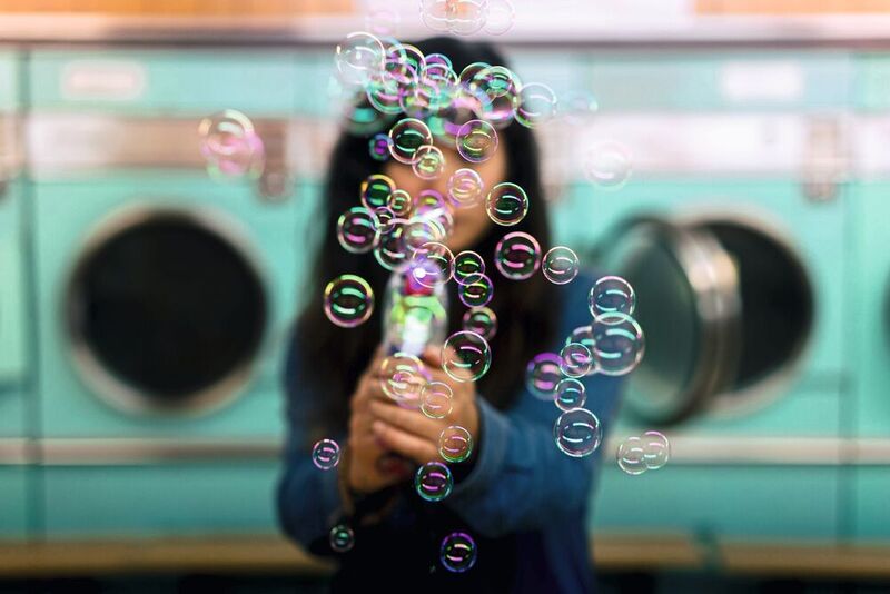 Ob im Waschmittel oder in Seifenblasen: Tenside sind eine wichtige Substanzklasse, die in zahlreichen Produkten enthalten sind.