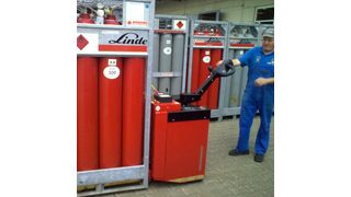 Die Elektro-Hubwagen von Sichelschmidt lassen sich flexibel an unterschiedliche Gebinde und Ladungsträger anpassen. Bilder: Sichelschmidt (Archiv: Vogel Business Media)