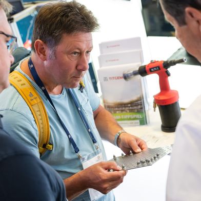 Der fachliche Austausch zwischen Besucher und Aussteller ist das, was die Schraubtec ausmacht. (Bild: PHOTOVISION-DH GmbH)