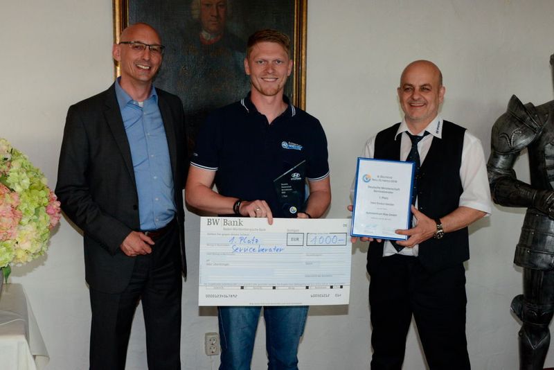 Bester Serviceberater wurde Enrico Geisler vom Autozentrum Ries aus Bad Soden-Salmünster (Mitte), hier mit Thilo Klemm, Teamleiter Aftersales-Trainingszentrum bei Hyundai Motor Deutschland  und dem Organisator des Wettbewerbs, Volker Frey, Trainer bei Hyundai Motor Deutschland. (Hyundai)