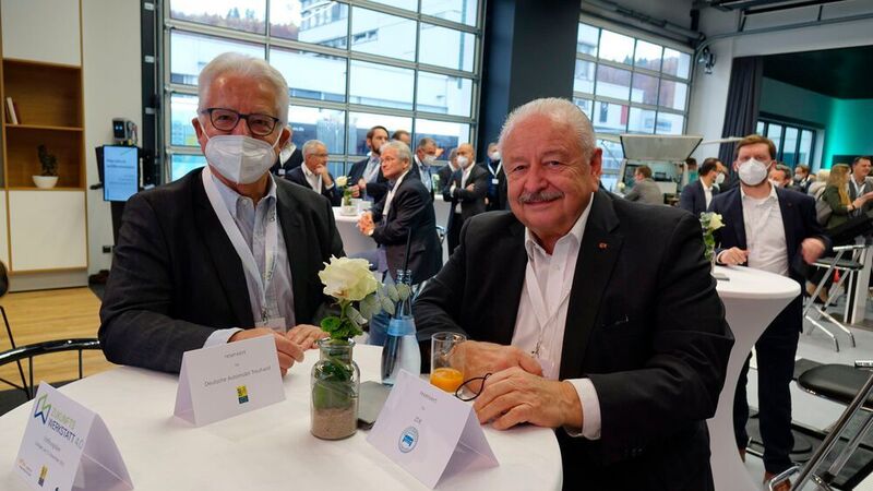 Das Deutsche Kfz-Gewerbe engagiert sich als Systempartner der Zukunftswerkstatt. ZDK-Präsident Jürgen Karpinski (rechts) und Dr. Harry Brambach, Ehrenpräsident des Landesverbands Baden-Württemberg, waren bei der Eröffnung dabei. (Rosenow/»kfz-betrieb«)