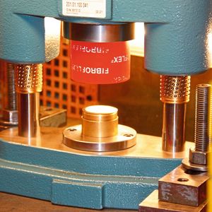 Zifferblättern für hochwertige Uhren gibt der Stempel Fibroflex sorgfältig die richtige Wölbung.(Bild:  Fibro)