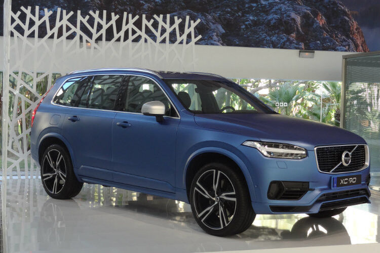 Ein Hingucker ist der XC 90 im R-Design vor allem in der erstmalig erhältlichen Lackierung Bursting Blue-Metallic. (Foto: Mauritz)