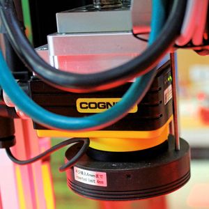 Die Kamera liest sowohl die beiden Codes der Halter als auch den Datamatrixcode auf den einzelnen Elementen und auf den vom Laser beschrifteten Deckeln.