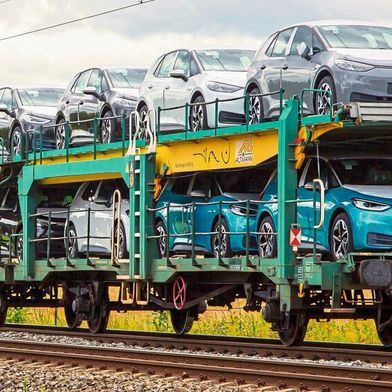 Elektroautos sind noch immer signifikant teurer als vergleichbare Verbrenner, aber die Preislücke wird kleiner.  (Bild: Volkswagen AG)