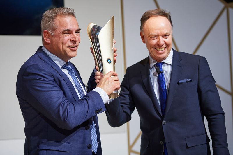 Globaler Sieger in der Kategorie „Sales“: Dusseldorp Apeldoorn, Niederlande. Mit Preis-Schirmherr Ian Robertson (rechts). (BMW)