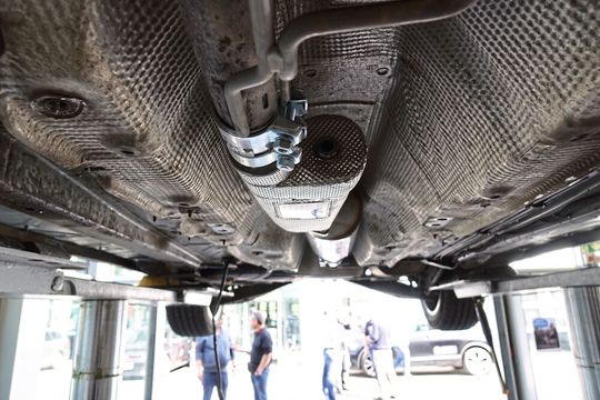 Saubere Sache: Mit eingetragenem Nachrüstsystem dürfen Euro-5-Fahrzeuge auch bei Fahrverboten weiter genutzt werden.(Bild:  Rosenow/»kfz-betrieb«)