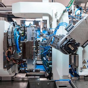 Diverse Automatisierungsmöglichkeiten sind laut Wittman bei der Micropower kein Problem, denn sie hat verschiedene Schnittstellen und standardmäßig einen Scara-Roboter zu bieten.(Bild:  Starlim Spritzguss)