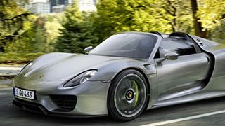Die Porsche-Zukunft des Sportwagens: Der 918 Spyder. Auf der Nordschleife ist er das schnellste Serienauto der Welt – und auf dem Prüfstand verbraucht er nicht mehr als ein Kleinwagen. (Foto: Porsche)