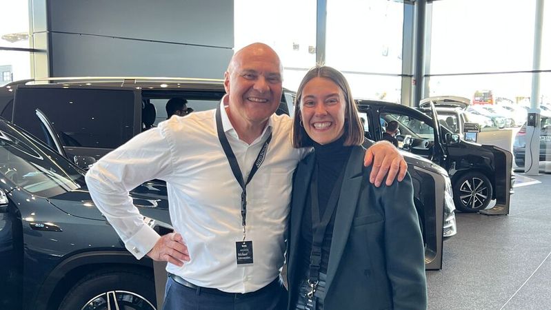 Von der Tochter des Chefs zur Chefin: Fiona Eidenmüller tritt schrittweise die Nachfolge bei Auto-Scholz in Bamberg an. Ihr Vater Michael Eidenmüller freut sich über ihre neuen Ideen und steht ihr mit Rat und Tat zur Seite.(Bild:  Auto-Scholz)