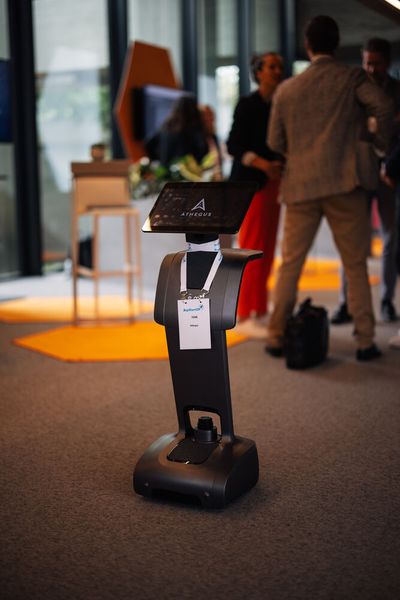 Ein anderes Anwendungsbeispiel sind die Roboter von Athegus, die in Krankenhäusern Laborproben transportieren oder Patienten den Weg zu ihren Behandlungen zeigen. Pflegekräfte, die täglich lange Laufstrecken zurücklegen, werden damit entlastet. (Bild: © StMGP)