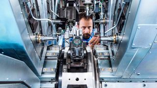 Der doppelt gelagerte vertikale Rundtisch (Bildmitte) dreht sich um eine horizontale Achse. Er taktet die Werkstücke innerhalb von 0,4 s mit einer Positioniergenauigkeit von ± 0,002 mm von Station zu Station. (Mikron SA Agno)