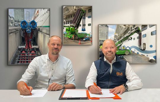 Unter (neuem) Dach und Fach! Igus meldet, dass man zum 1. Oktober Krott Electronics übernehmen wird. Von links: Jan Krott, CEO von Krott Electronic, und Michael Blass von Igus, bei der Vertragsunterzeichung. Lesen Sie hier, warum Igus diesen Schritt tut ...(Bild:  Igus)