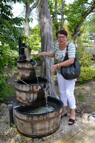 Vor vielen Tempeln stehen Brunnen mit Quellwasser. Manuela Invancan probiert es aus ... (Foto: Mauritz)
