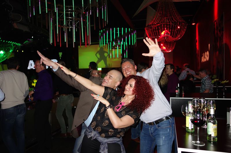 Vom Saturday Night Fever gepackt: Besa Agaj, IT-BUSINESS, mit Oliver Gorges, cop software + Services, und Frank Lenz, Realaunch UG (Bild: IT-BUSINESS)